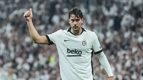 Beşiktaş'ın golcüsü rekorun eşiğinde