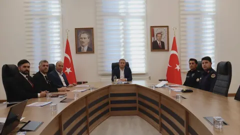 Çorum Alaca'da okul güvenliği için kurumlar Kaymakam Dinçer başkanlığında toplandı.
