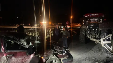Çorum Dodurga'da traktörle çarpışan otomobildeki 2 kişi yaralandı