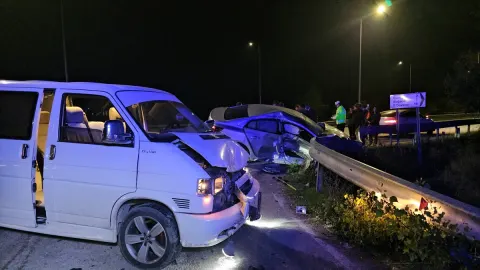 Çorum-Samsun kara yolunda otomobil ile minibüs çarpıştı, 3 kişi yaralandı