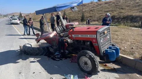 Çorum Sungurlu'da Kemallı kavşağında traktörle otomobil çarpıştı, 7 kişi yaralandı