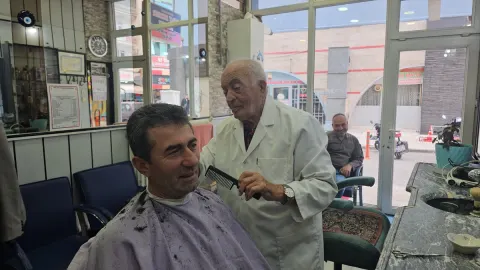 Çorum'da 84 yaşındaki berber Hıdır Kırdı, 70 yıldır meslekte ve 25 çırak yetiştirdi