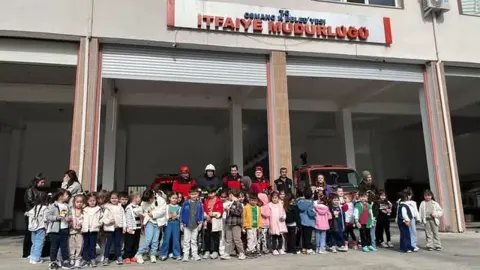 İtfaiyenin Kapıları Minik Kahramanlar İçin Açıldı